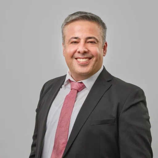 Kassra Adloo im Business Look