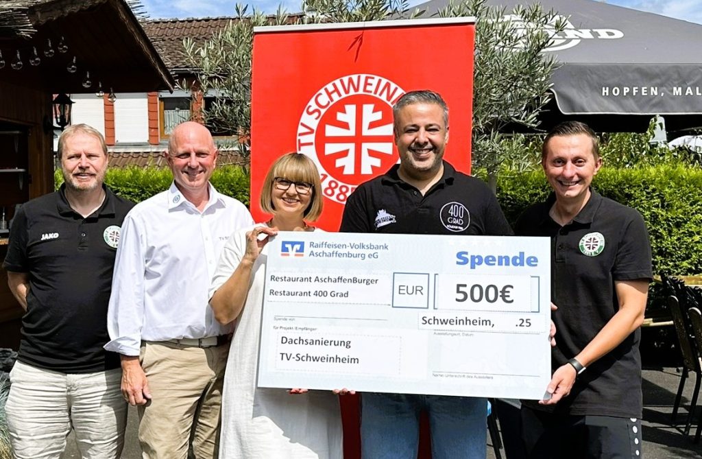 Kassra Adloo spendet 500 Euro für die Sanierung des Dachs vom TV Schweinheim